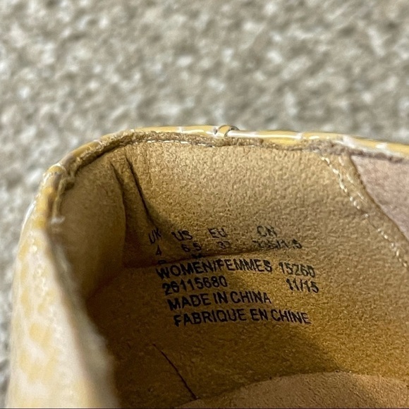 Clarks Artisan Women's Slip On Comfort Flats Beige Snake Prints Size 6.5M - Picture 6 of 9